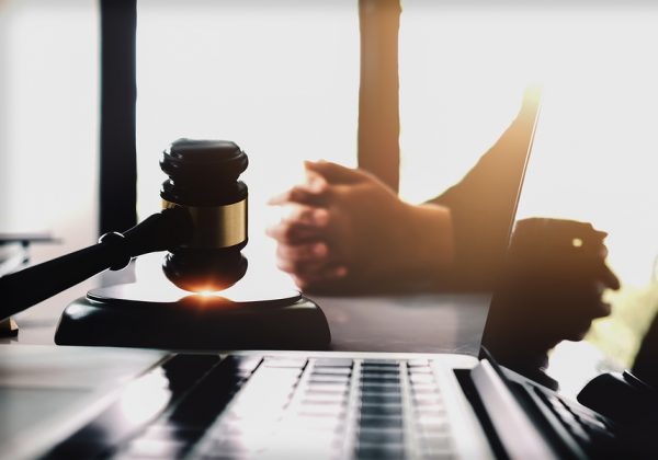 תובעת את מלם וסאפ. דור כימיקלים. אילוסטרציה: BigStock