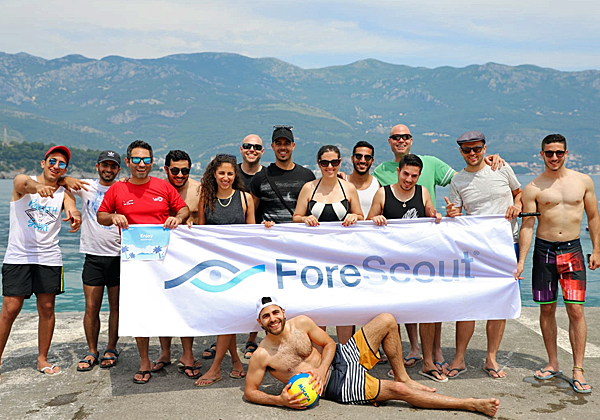 צוות התמיכה הטכנית של פורסקאוט. משמאל: דניאל תורג'מן, אופיר סאלם, קובי חן, אופיר בן דהן, ליגל חלפון, עדי בוקסר, אליה לחיאני, רוזי דסקל, נועם נאור, גיא כהן, תומר יפת, דימה שלוסברג ומיכה ביטון. שוכב: דן סולטן