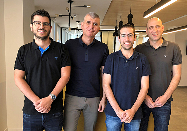 צוות היטאצ'י ונטרה ישראל. מימין: איתי דרורי, מומחה וארכיטקט פתרונות; שניר פולק, מומחה פתרונות תוכן; איתן יהודה, ארכיטקט ראשי; ואורי טובול, מומחה פתרונות ענן. צילום: יח"צ