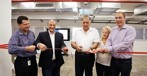 גוזרים את הסרט: מימין - לארס רונז' סגן נשיא להנדסה בג'ייביל; ציפי לנדסמן, מנהלת פיתוח עסקי ואסטרטגיה בג'ייביל; יונה יהב, ראש העיר חיפה; אירב שטיין, סגן נשיא ג'ייביל אופטיקה; וליאור לוין, מנהל מרכז החדשנות בחיפה. צילום: כתום צלמים