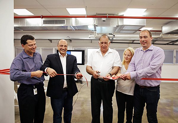 גוזרים את הסרט: מימין - לארס רונז' סגן נשיא להנדסה בג'ייביל; ציפי לנדסמן, מנהלת פיתוח עסקי ואסטרטגיה בג'ייביל; יונה יהב, ראש העיר חיפה; אירב שטיין, סגן נשיא ג'ייביל אופטיקה; וליאור לוין, מנהל מרכז החדשנות בחיפה. צילום: כתום צלמים