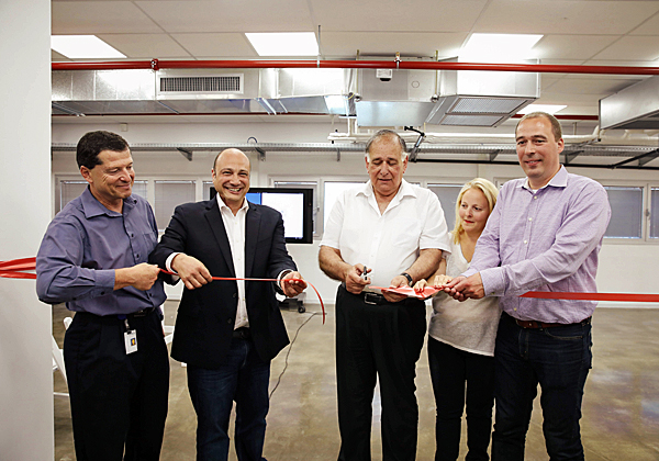 גוזרים את הסרט: מימין - לארס רונז' סגן נשיא להנדסה בג'ייביל; ציפי לנדסמן, מנהלת פיתוח עסקי ואסטרטגיה בג'ייביל; יונה יהב, ראש העיר חיפה; אירב שטיין, סגן נשיא ג'ייביל אופטיקה; וליאור לוין, מנהל מרכז החדשנות בחיפה. צילום: כתום צלמים