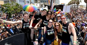 אסף רפפורט, מנכ"ל מרכז המחקר והפיתוח של מיקרוסופט בישראל, מרב בהט, סמנכ"לית משאבי האנוש, ועובדים נוספים מהחברה על המשאית שלה במצעד הגאווה בתל אביב ב-2018. צילום: יח"צ