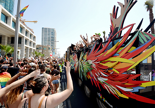 משאית הנוצות של מיקרוסופט במצעד הגאווה בתל אביב בשנה שעברה. צילום: יח"צ