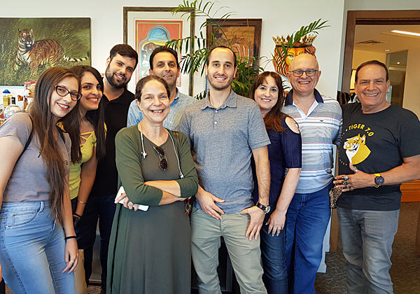 מימין: פלי הנמר, יזם ומנהיג אנשים ומחשבים, ואנשי אולמדיה - רני רוגל, אורית בלום, איתי נידרמן, אורן בסון, אורית זרובבל, שחר ינטל, טל ענתבי ויוליה דרוביץ'