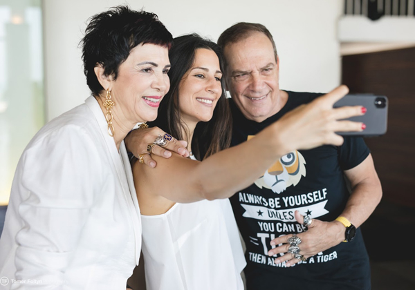 צילום של הצילום: סלפוש "מהסרטים" עם עדי סלמה, מנהלת השיווק של היטאצ'י ישראל. צילום: תומר פולטין