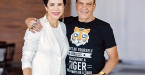 הזוג: הקוסמת ואיתה הנמר בחולצת T ייחודית עם הכיתוב Always be Yourself unless you cab be a Tiger then always be a Tiger