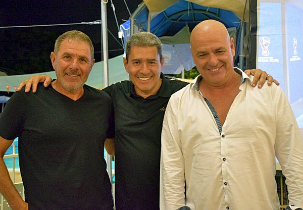 מימין: יובל סיברוני מאורקל; מוטי גוטמן, מנכ"ל מטריקס; ופרשן הספורט והמאמן לשעבר של נבחרת ישראל, אלי גוטמן. צילום: יח"צ