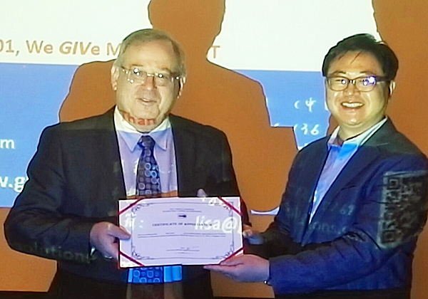 מימין: הו לי, יו"ר ועידת 7WCSM, ומאיר גבעון,מנכ"ל GIV Solutions. צילום: מאיר שטיינהאוז