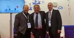 מימין: דן בר לב, סמנכ"ל השיווק והמכירות של LeaderMES; סטפנו מורטי, המפיץ האיטלקי של החברה; ואמיר אלוני, מייסד ומנכ"ל LeaderMES. צילום: יח"צ