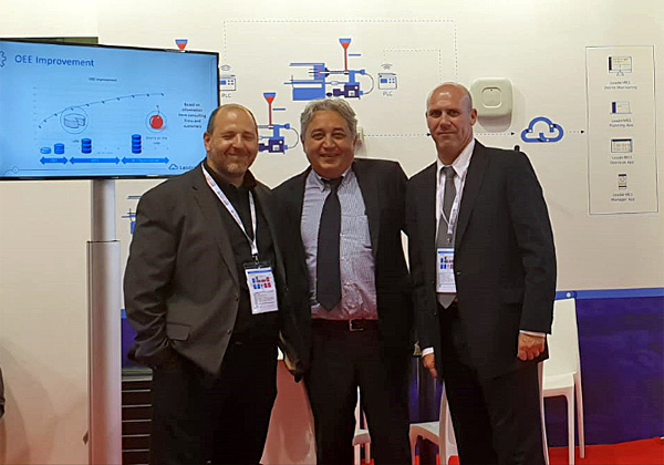 מימין: דן בר לב, סמנכ"ל השיווק והמכירות של LeaderMES; סטפנו מורטי, המפיץ האיטלקי של החברה; ואמיר אלוני, מייסד ומנכ"ל LeaderMES. צילום: יח"צ