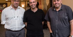 מימין לשמאל: דורון גיגי, מנכ"ל קבוצת יעל; פרופ' ירון זליכה ודרור הר, מנכ"ל Yael Actiview. צילום: יח"צ