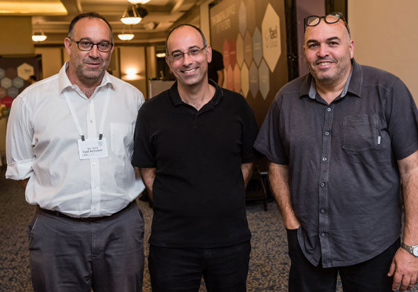 מימין לשמאל: דורון גיגי, מנכ"ל קבוצת יעל; פרופ' ירון זליכה ודרור הר, מנכ"ל Yael Actiview. צילום: יח"צ
