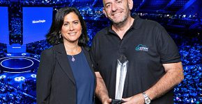 מרק בלנק, מנכ"ל אזטק טכנולוגיות, עם גבריאלה שוסטר, סגנית נשיא חטיבת השותפים של מיקרוסופט העולמית, וגביע הזכייה. צילום: יח"צ