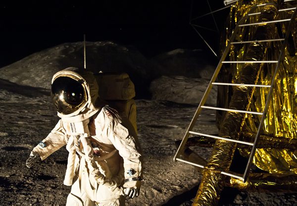 האם המחשוב יסייע לאסטרונאוטים שינחתו על המאדים? הנחיתה על הירח. צילום: BigStock