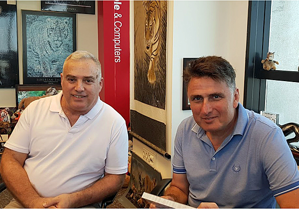 באו לבקר במאורת הנמר: סלביק גרויסמן, מייסד ומנכ"ל GVK פתרונות קירור, ורונן הורביץ, סמנכ"ל השיווק והמכירות של החברה. צילום: פלי הנמר