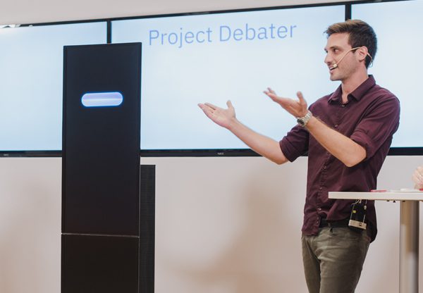 יער בך וה-Project Debater במהלך הוויכוח הלוהט. צילום: אור קפלן