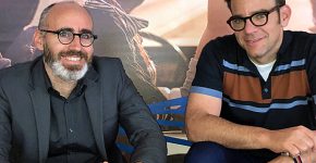 מימין: סקוט ליונס, מנהל עסקים ופיתוח שותפויות, פלטפורמת רכבים ומוצרים מחוברים בפורד אירופה; ושחר פרידמן, מנהל מרכז החדשנות של ויזה בישראל. צילום: נאוה טרסי