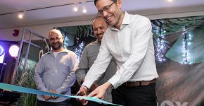 יואב שרייבר, ממייסדי גלאסבוקס, גוזרים את הסרט במשרדים החדשים של החברה בפתח תקווה. צופים בו: המייסדים הנוספים - ירון גואטה וחנן בלומשטיין. צילום: אדיר לוטן