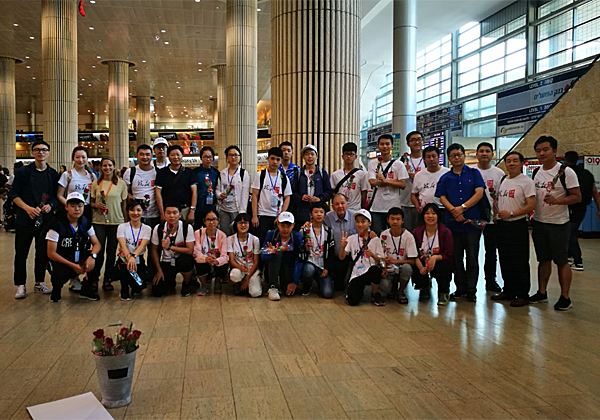 התלמידים הסינים ומלוויהם בנמל התעופה בן גוריון, בדרך לקייטנה. צילום: יח"צ