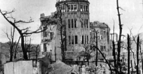 הריסות שנוצרו כתוצאה מהטלת פצצת האטום על הירושימה, ליד מה שהיה לימים היכל הזיכרון והשלום בעיר. צילום: שיגו הייאשי, מתוך ויקיפדיה