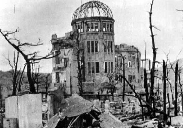הריסות שנוצרו כתוצאה מהטלת פצצת האטום על הירושימה, ליד מה שהיה לימים היכל הזיכרון והשלום בעיר. צילום: שיגו הייאשי, מתוך ויקיפדיה