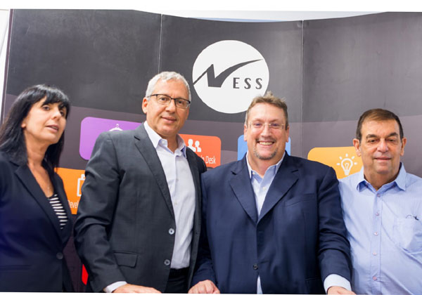 מימין לשמאל: דדי דבורסקי, סגן נשיא בכיר של נס ומנהל NessPRO; מארק בארנצ'י, סגן יו"ר, מנכ"ל והמנהל הטכנולוגי הראשי של OpenText; שחר אפעל, נשיא נס; דגנית לוי, מנהלת חטיבת פתרונות עסקיים ב-NessPRO בעת חתימת ההסכם בין NessPRO ל-OpenText. צילום: יח"צ