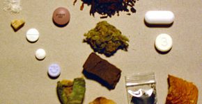 מיליארדר היי-טק וחשוד בסחר בסמים. צילום אילוסטרציה: Thoric, מתוך ויקיפדיה