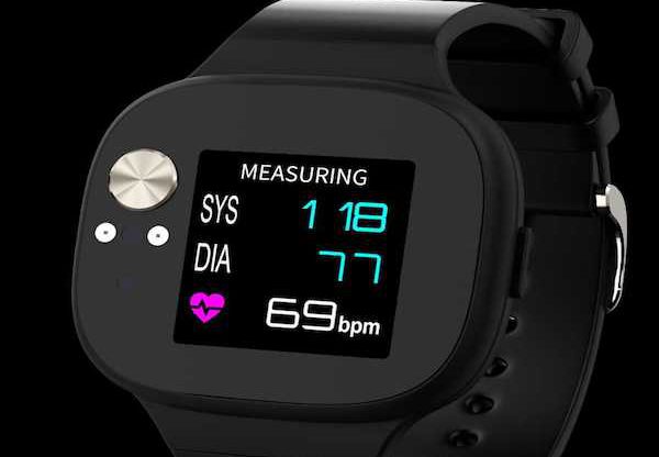 שעון חכם של אסוס עם מד לחץ הדם הלביש הראשון בעולם. צילום: יח"צ