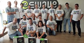 משתתפי ההאקתון (הזוכים - כורעים) עם השופטים: שאולי נקר וטירן חי, המנכ"לים המשותפים של Ewave, ויונתן ילון, דירקטור שיווק בחברה. צילום: יח"צ