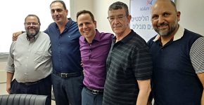 מימין: רביע קוסיני, מנהל תשתיות בסלקום; גיל ארדון, יועץ IT; דוד בן טולילה, יו"ר אנרג'י תים; אלי מטרה, סמנכ"ל השיווק והמכירות של MedOne; ופסח גולדמן, מנכ"ל 010. צילום: יח"צ