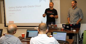 מרצי הקורס: מימין - אבישי סבן, ארכיטקט ענן באורקל ישראל; ואנדראה מרצ'סיני, מרצה OCI בכיר ומנהל מוצר באורקל באזור EMEA. צילום: עזרא לוי