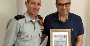 מימין: עידן נוי, מנהל אגף Business Optimization בחטיבת פתרונות התוכנה של קבוצת יעל; ואל"מ איציק גיא, מנהל מחלקת תכנון בפיקוד העורף. צילום: יח"צ