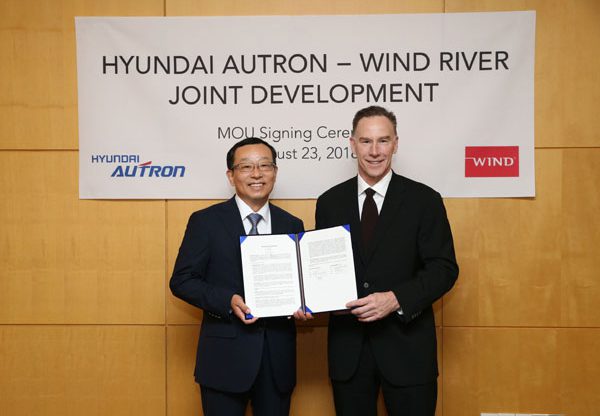 ג'ים דוגלס, נשיא ומנכ"ל ווינד ריבר (מימין) בחתימת ההסכם עם צ'ו סונג הואן, מנכ"ל יונדאי אוטרון. צילום: ווינד ריבר