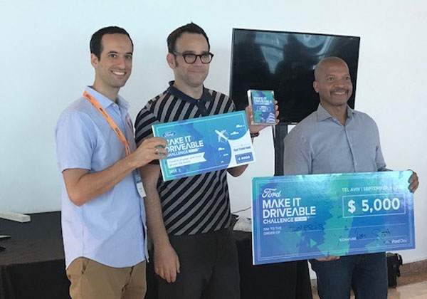 דוד בטלר וסקוט ליונס, נציגי פורד, מעניקים את הפרס לניסן ירון, מנכ"ל Inpris. צילום: רלי כהן