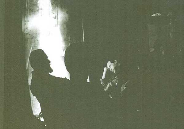  קבוצת התכנון לצליחת התעלה בחטיבה 55. המח''ט דני מט (מוצלל) ועזרא אורני, קצין הקשר. צילום: מיכה ברעם.