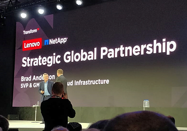 רגע ההכרזה על שיתוף הפעולה בין לנובו ונט-אפ. בתמונה: קירק סקאוגן, סגן נשיא ביצועי ונשיא קבוצת הדטה סנטר בלנובו, ובראד אנדרסון, סגן נשיא ומנכ"ל קבוצת תשתיות הענן בנט-אפ. צילום: עופר פרוסנר