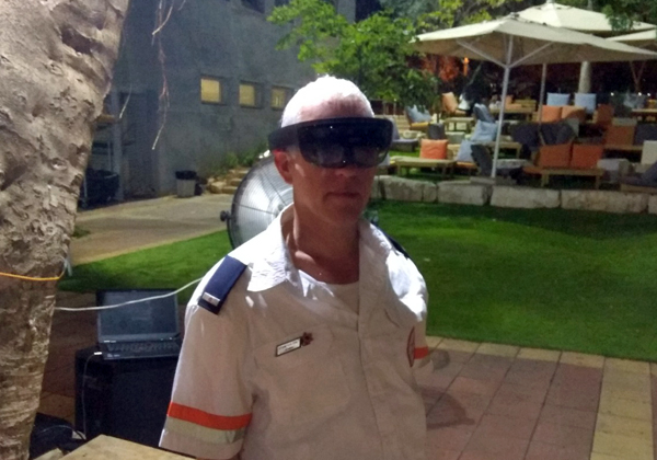 איש מגן דוד אדום עם משקפי מציאות רבודה. צילום: דוברות מגן דוד אדום