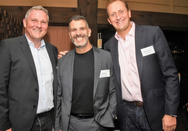 ההנהלה הבכירה העולמית. מימין: ריצ'רד גד, סגן נשיא בכיר ומנהל אזור EMEA בהיטאצ'י ונטרה; אלי משה, מנכ"ל היטאצ'י ונטרה ישראל; והנס פטר קליי PK, סמנכ"ל מכירות ראשי בהיטאצ'י ונטרה. צילום: פלי הנמר