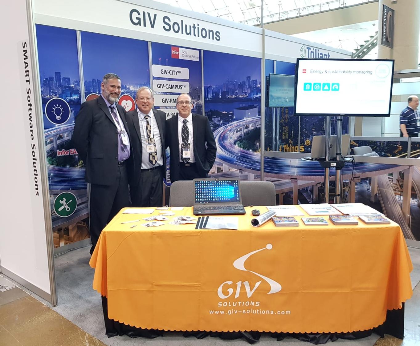 מימין: דורון רון, מתאם הפעילות בצפון אמריקה. במרכז: מאיר גבעון, מנכ"ל החברה. משמאל: סקוט בנון, מנהל שירותים מקצועיים צפון אמריקה. צילום: יח"צ