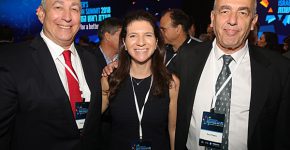 אורנה קליינמן, מנכ"לית מרכז החדשנות של סאפ בישראל, עם יוני וחמי פרס. צילום: איציק בירן