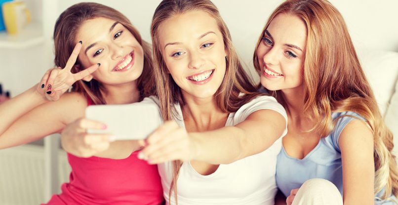 נערות מעלות סלפי לאינסטגרם - הרשת החברתית הנפוצה ביותר בשימוש בני נוער בארה"ב. צילום: BigStock