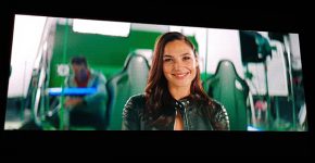 גל גדות, שנבחרה לקדם את מכשירי וואוויי בסרטון שצולם בעת ההשקה בלונדון,. צילום: פלי הנמר