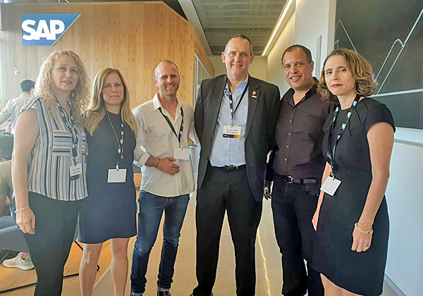 מימין: עינת זרמי, מנהלת חטיבת יישומים במלם מערכות; גדי רחלזון מנהל חטיבת ה-SME בסאפ ישראל; תומס פרטיג', מנכ"ל Seidor ארצות הברית; יואב שפרינגר, מנהל מכירות SeidorMalam; לירון טבק, מנהלת תחום ב-SeidorMalam;,ונאוה שבתאי, מנהלת אפליקציות ב-SeidorMalam. צילום: יח"צ