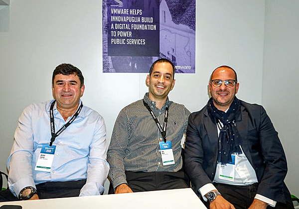 מימין: שלומי אביב, מנהל מכירות אזורי לאגן הים התיכון ומרכז ומזרח אירופה ב-VMware; ניב רז, מנהל מחלקת סיסטם וארכיטקט תשתיות ראשי בהראל חברה לביטוח; ואמיר לוי, סמנכ"ל טכנולוגיות ואבטחת מידע בחברה. צילום: פלי הנמר