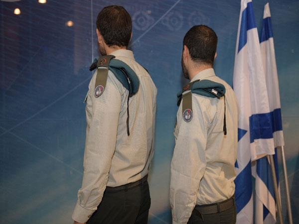 מימין לשמאל: רב סרן י'' רב סרן א'. קצינים ממצו''ב שבחטיבה להגנת הסייבר, אגף התקשוב. צילום: דובר צה"ל