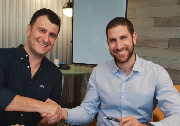 מימין לשמאל: אמיר אליחי, מייסד ומנכ"ל Carbyne, ויוסי חיימוב – מנכ"ל פרודוור ישראל בעת חתימת ההסכם בין שתי החברות. צילום: יח"צ