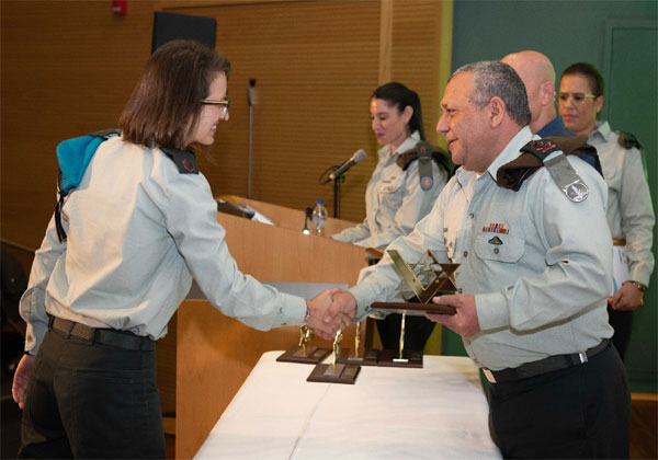 מקבלת אות פרס הרמטכ"ל, ראש מדור טיל תקיפה ניזום וחימוש רשתי, רב-סרן לי גל גפני, מהחטיבה הטכנולוגית ליבשה. צילום: דובר צה"ל