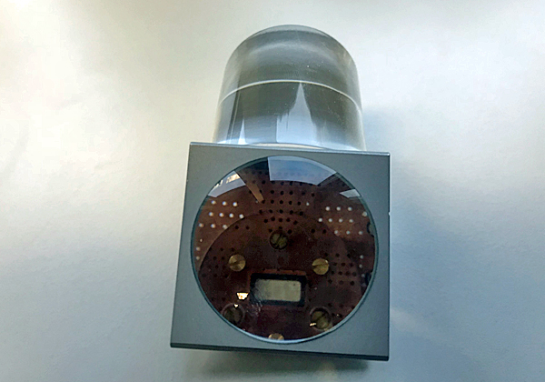 שבב קוונטי של שני קיוביט של יבמ, במרכז המחקר בציריך. צילום: אבי בליזובסקי