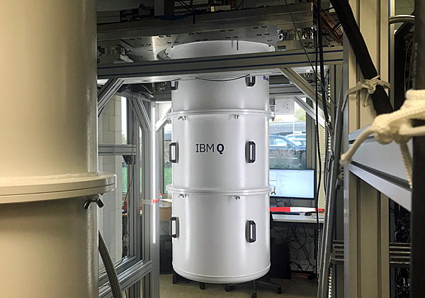 מערכת הקירור של המחשב הקוונטי במעבדות יבמ בציריך. צילום: אבי בליזובסקי